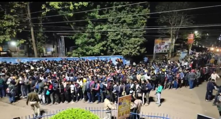 ରାତି ବଢିବା ସହ ବଢ଼ିଲାଣି ଭିଡ  ,କାଲିଠୁ ବାରବାଟୀରେ ଅଫଲାଇନ ଟିକେଟ ବିକ୍ରି