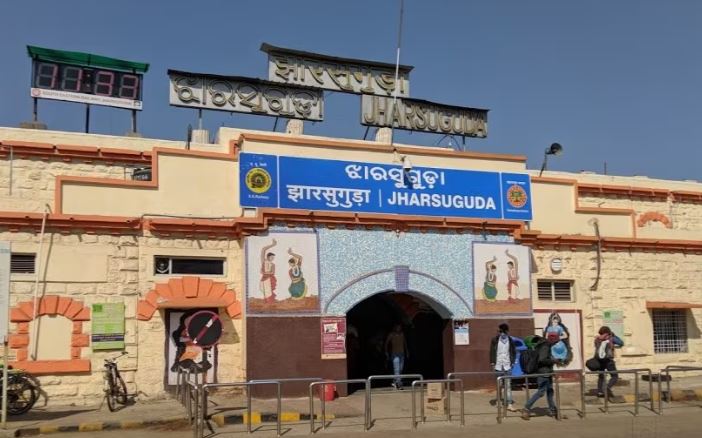 ଚଳନ୍ତା ଟ୍ରେନ୍‌ରୁ ଖସି ଚାଲିଗଲା ଶିକ୍ଷକଙ୍କ ଜୀବନ